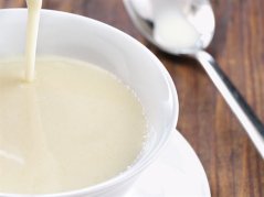 Monbana lahodná čokoláda bílá "Poklad z bílé čokolády" 200g