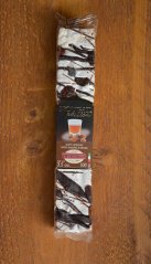 Tyčinka Turron Quaranta je měkká nugátová tyčinka s rozinkami s jemnou příchutí rumu