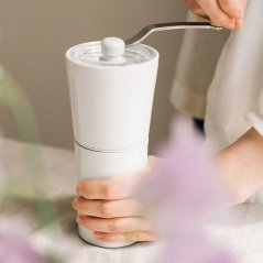 Hario Simply keramický ruční mlýnek na kávu - bílý